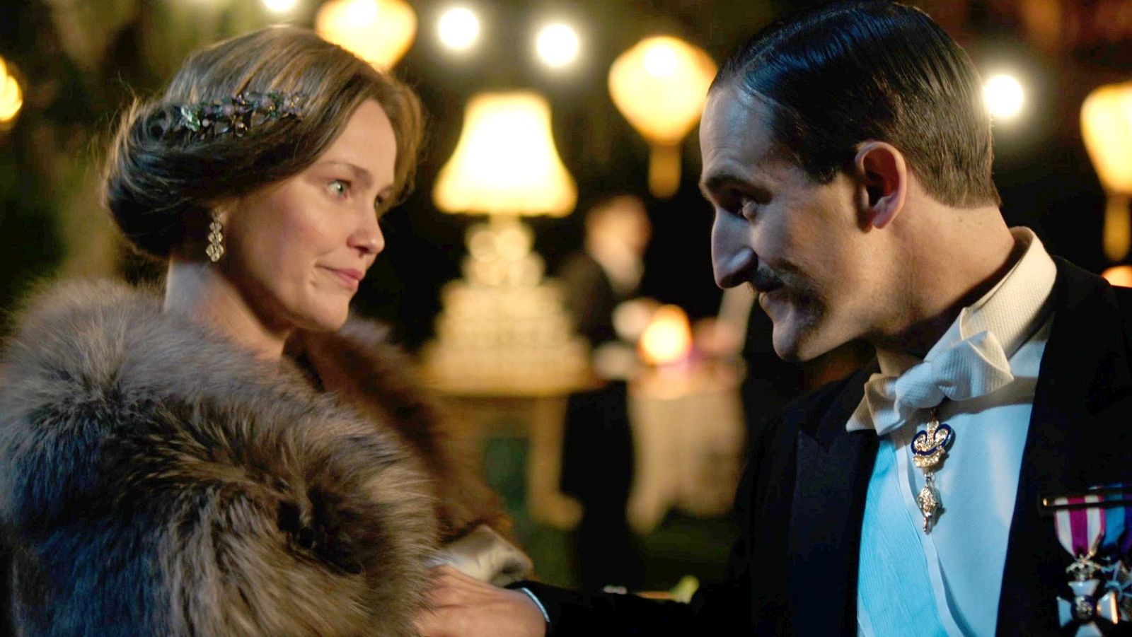 Ena - Alfonso XIII corteja a Bee y Ali le planta cara - ENA. La reina Victoria Eugenia | Ver