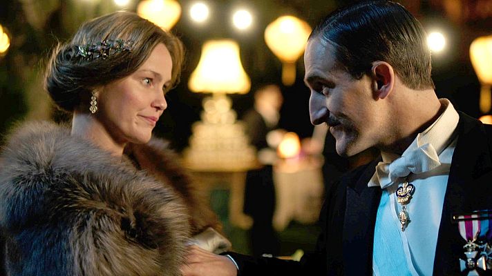 ENA. La reina Victoria Eugenia - Alfonso XIII corteja a Bee y Ali le planta cara