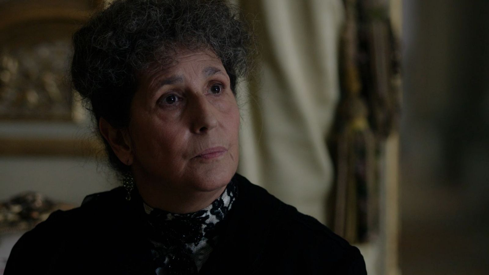 Ena - María Cristina se abre con Ena sobre las infidelidades de su marido - ENA. La reina Victoria Eugenia | Ver