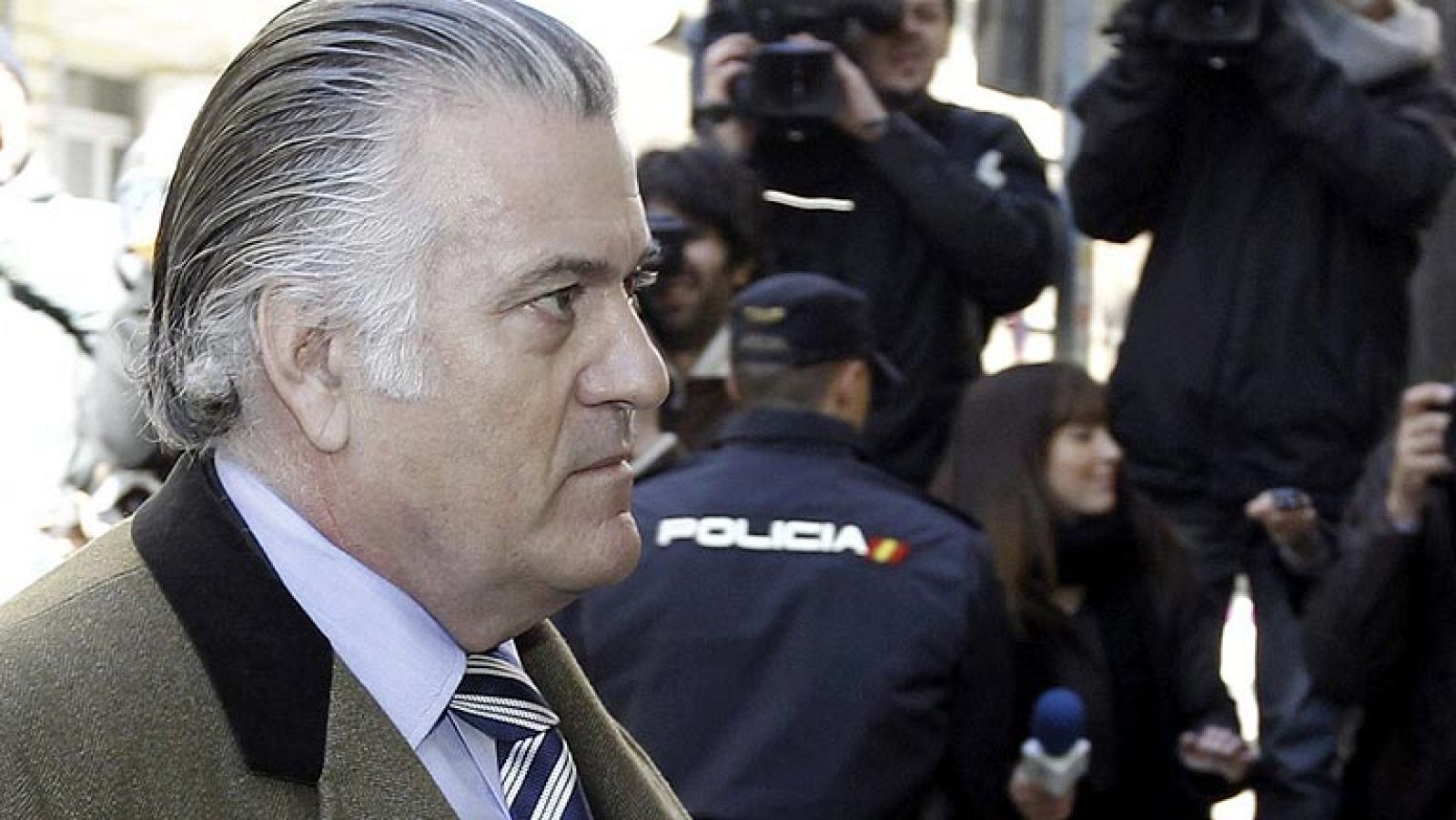 El extesorero del PP Luis Bárcenas ha llegado a la Fiscalía Anticorrupción para prestar declaración en relación a la investigación sobre la existencia de una supuesta contabilidad paralela en el PP y ha sido recibido por un grupo que ha gritado "chorizo", "ladrón" y "¿dónde está mi sobre?". Bárcenas ha llegado en un taxi que ha parado frente a la puerta de la Fiscalía, en la que la Policía había establecido unas vallas y un cordón de seguridad que ha impedido a los periodistas acercarse al extesorero. El exsenador no ha respondido a ninguna de las preguntas que le han formulado desde lejos los periodistas. 