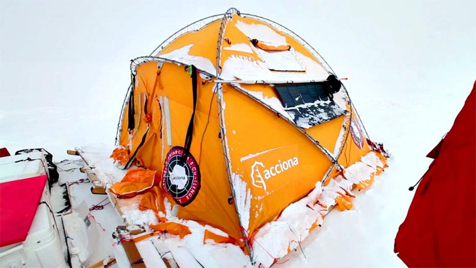 La tienda de campaña está atada al trineo y mide dos metros de altura y tres de ancho. Es el único refugio de los expedicionarios ante el desierto de nieve de la Antártida.