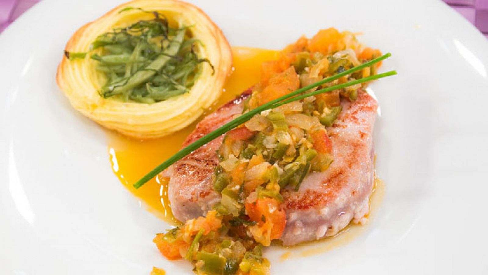 Saber cocinar - Bonito en piperada con flores de patata