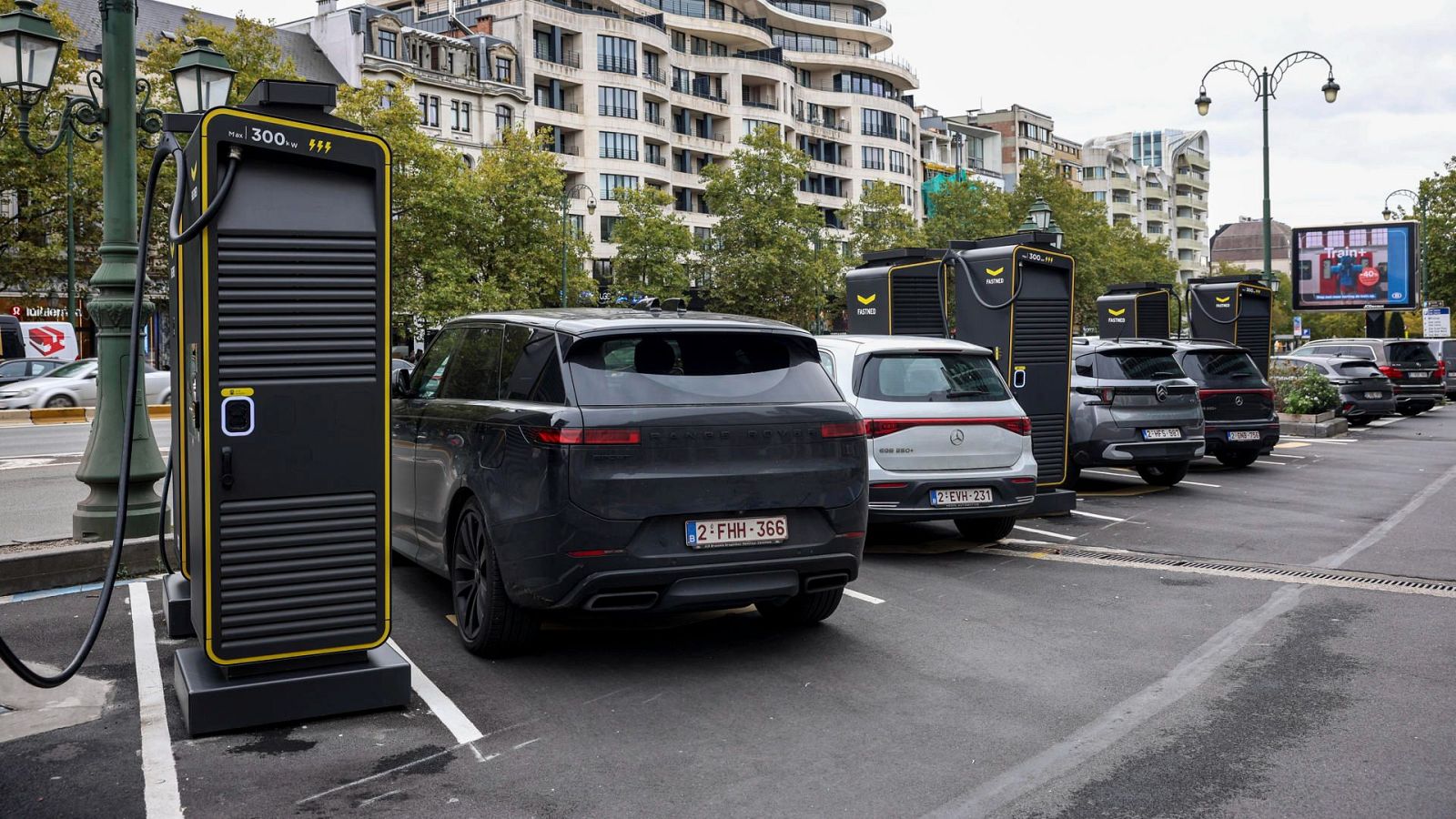 La compra de coches eléctricos se dispara en noviembre - Telediario 2 | Ver