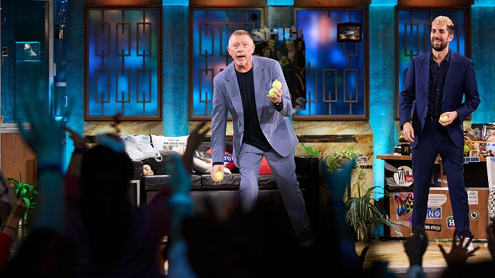 Boris Becker, leyenda del tenis, y los actores Edu Casanova y María León, invitados de David Broncano en 'La Revuelta'