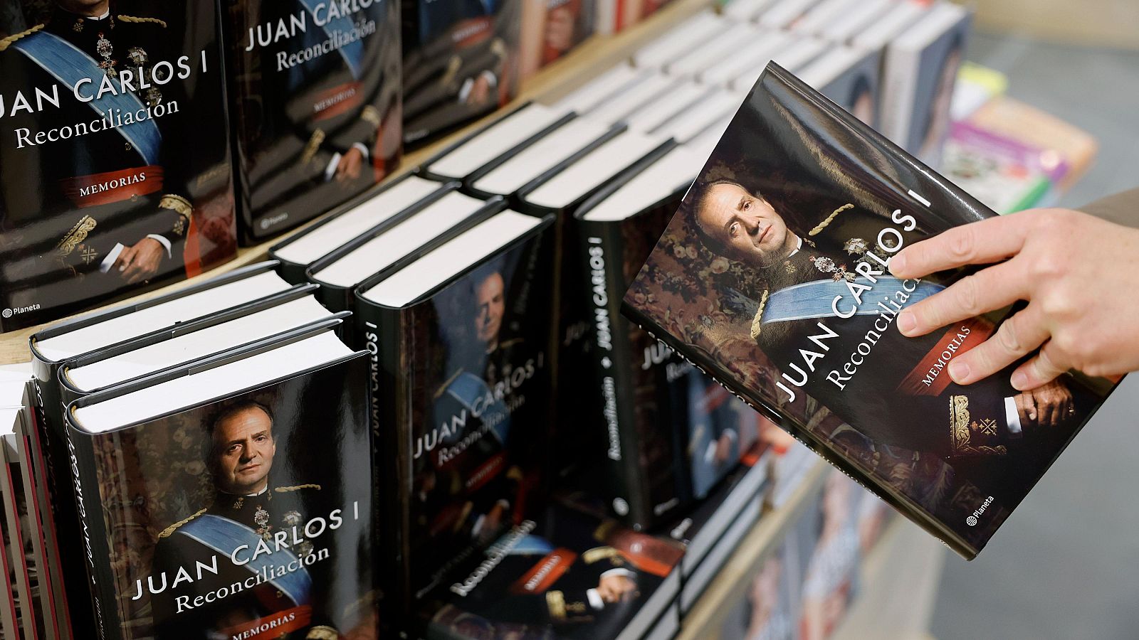 El libro de memorias del rey Juan Carlos ya está en las librerías - La hora de La 1 | Ver