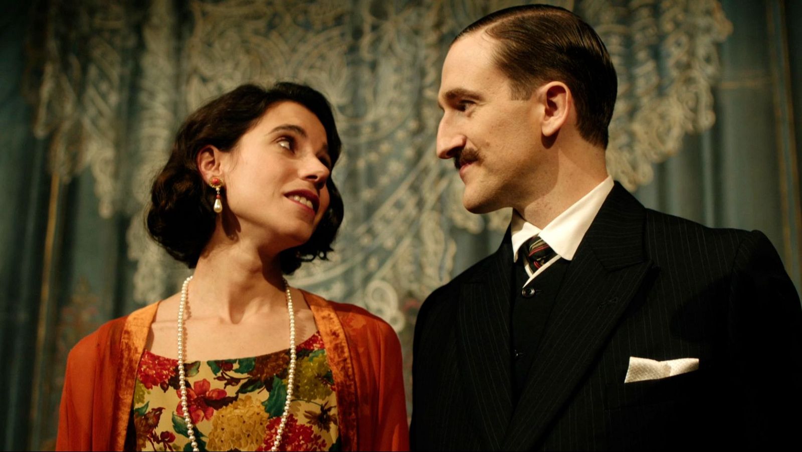 Ena - Alfonso XIII regala a Carmen un teatro - ENA. La reina Victoria Eugenia | Ver