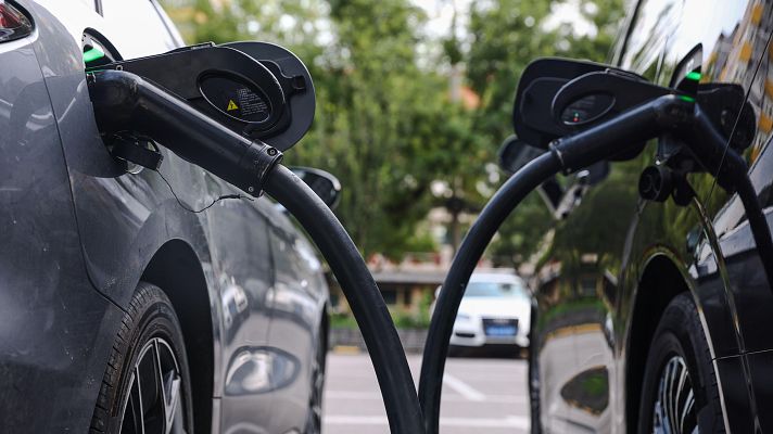 Telediario 1 - El Gobierno presenta el Plan Auto 2030 con 400 millones en ayudas directas para comprar vehículos eléctricos en 2026