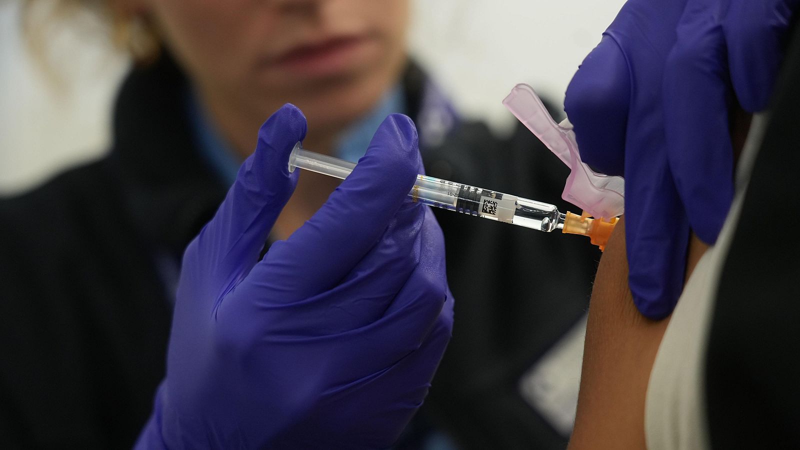 El plan contra la gripe de Sanidad recomienda las mascarillas - La tarde en 24h | Ver