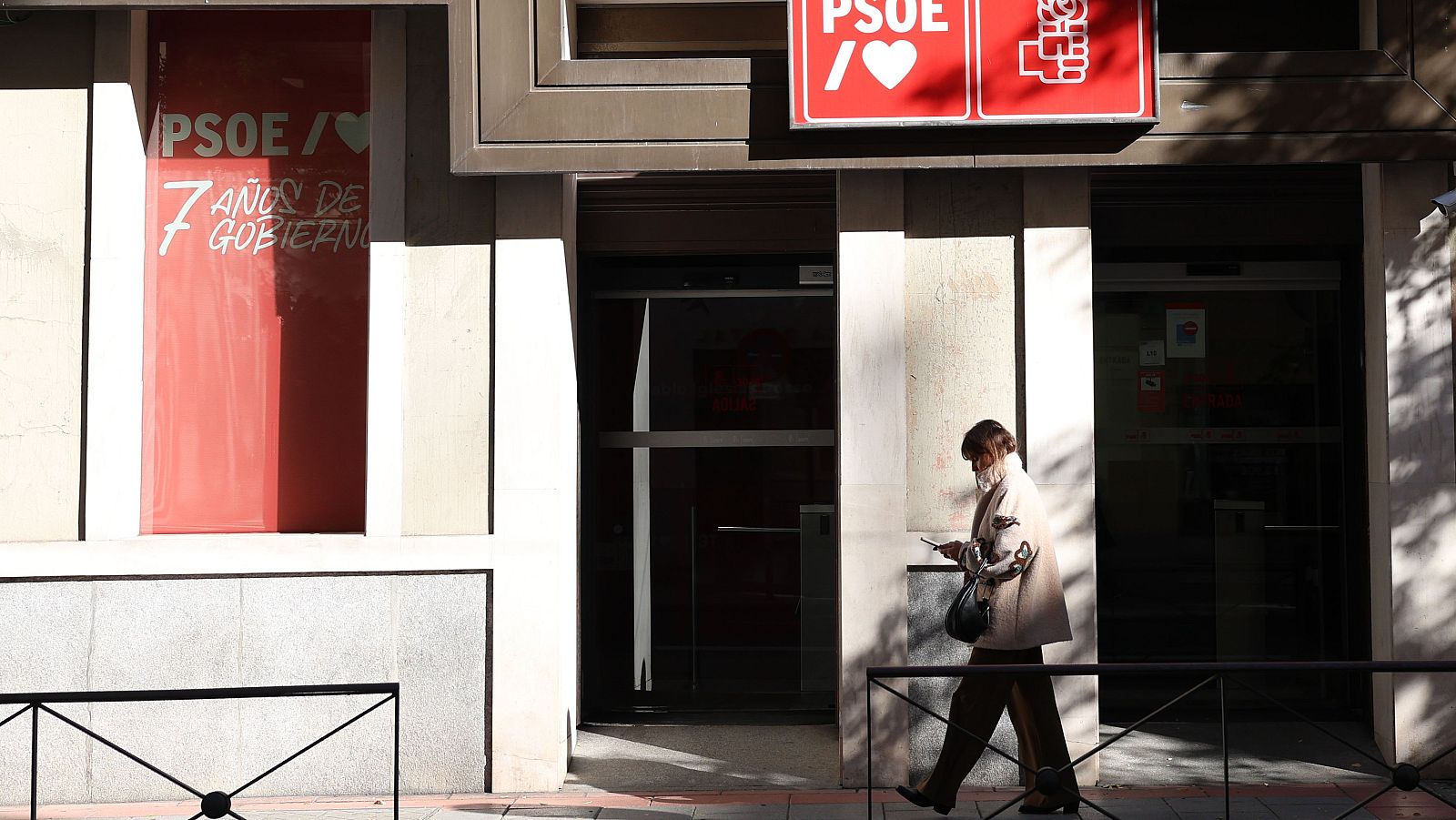 La Audiencia Nacional reitera al PSOE que debe presentar todos los pagos en metálico - Telediario 2 | Ver