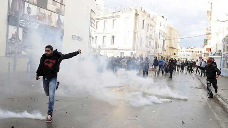 Multitudinarias protestas por el asesinato de un líder opositor en Túnez