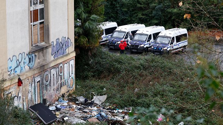 Telenorte - País Vasco - Amplio despliegue policial en el desalojo de un instituto abandonado de Martutene