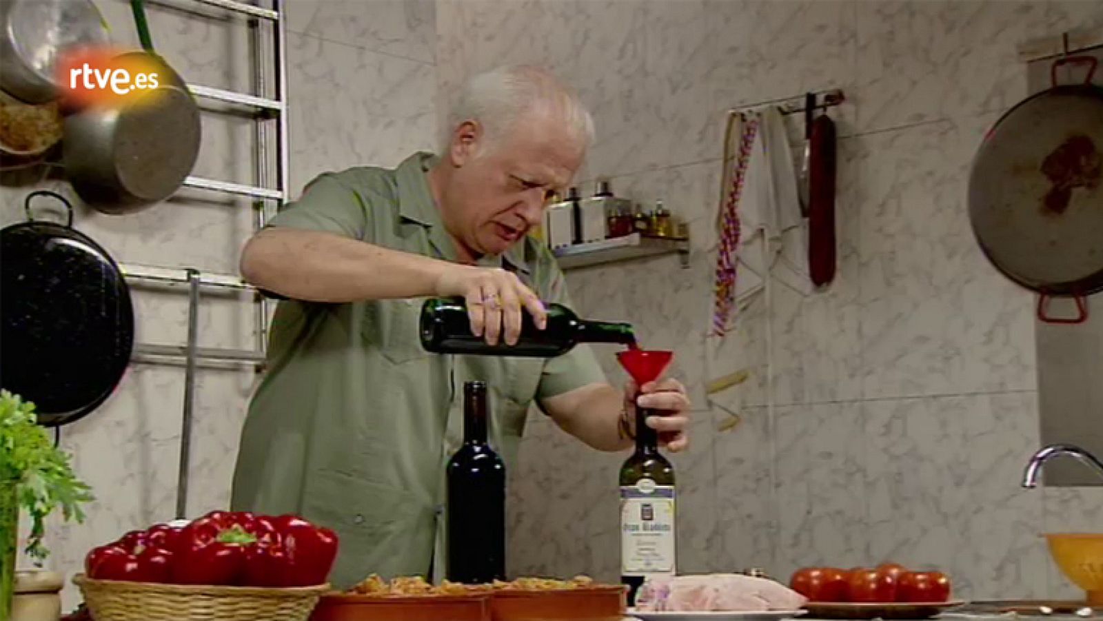 Antonio y Miguel ponen a prueba los conocimientos de Margaret... ¿será capaz de diferenciar el vino barato de un buen Rioja?