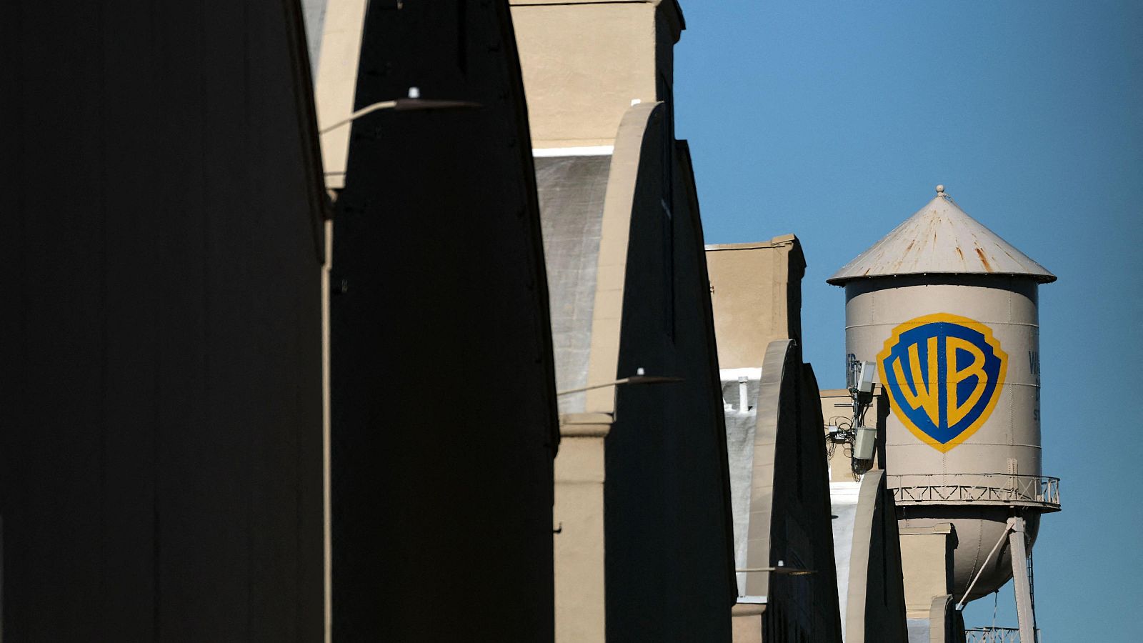 Terremoto en Hollywood: Netflix compra Warner - Telediario 2 | Ver