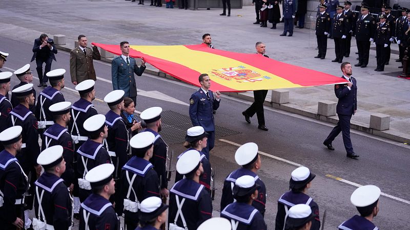 Así ha sido el izado de la bandera del Día de la Constitución - Especiales informativos | Ver