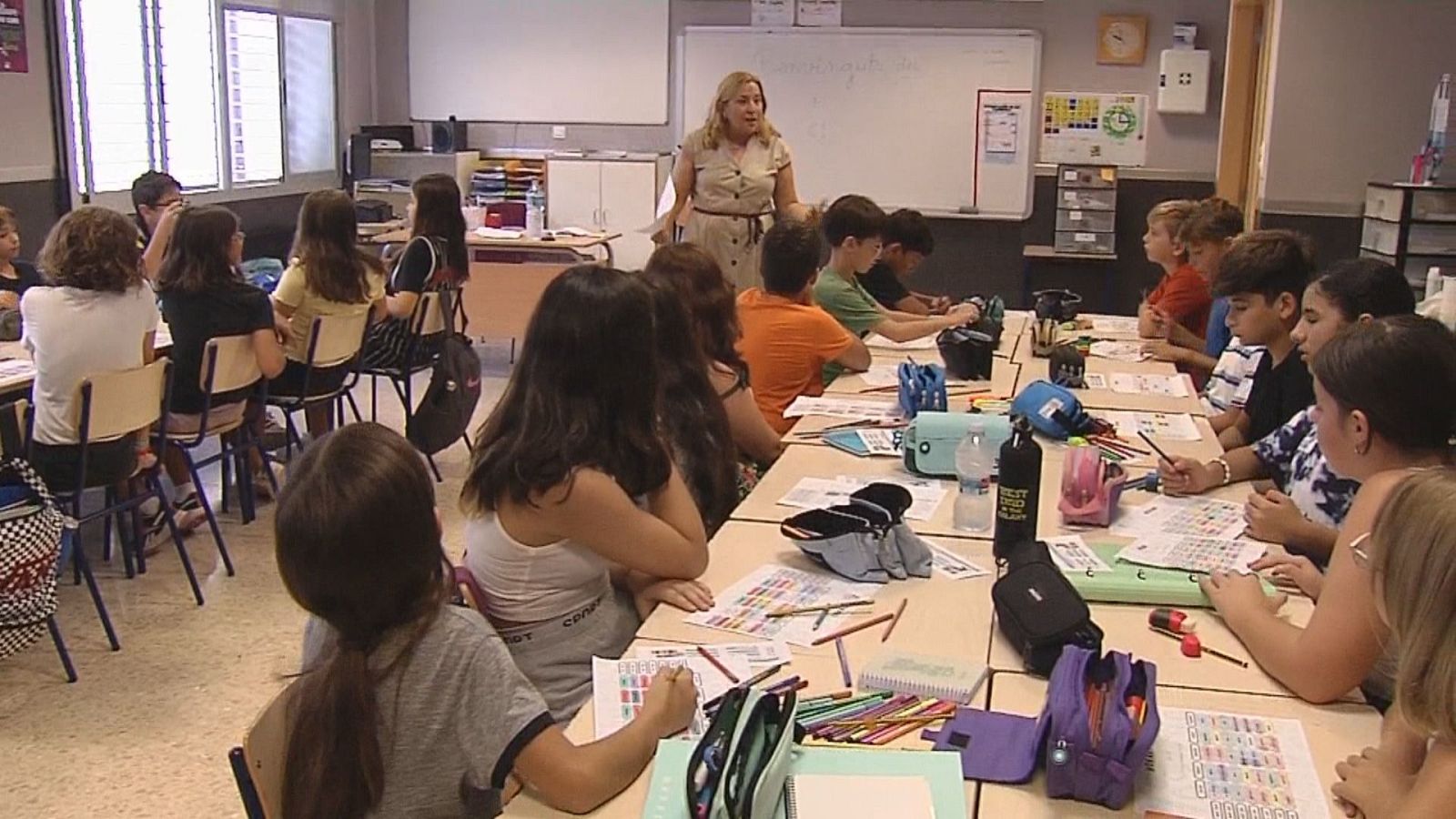 Centenars de docents interins de la Comunitat Valenciana denuncien impagaments - L'informatiu - Comunitat Valenciana | Ver