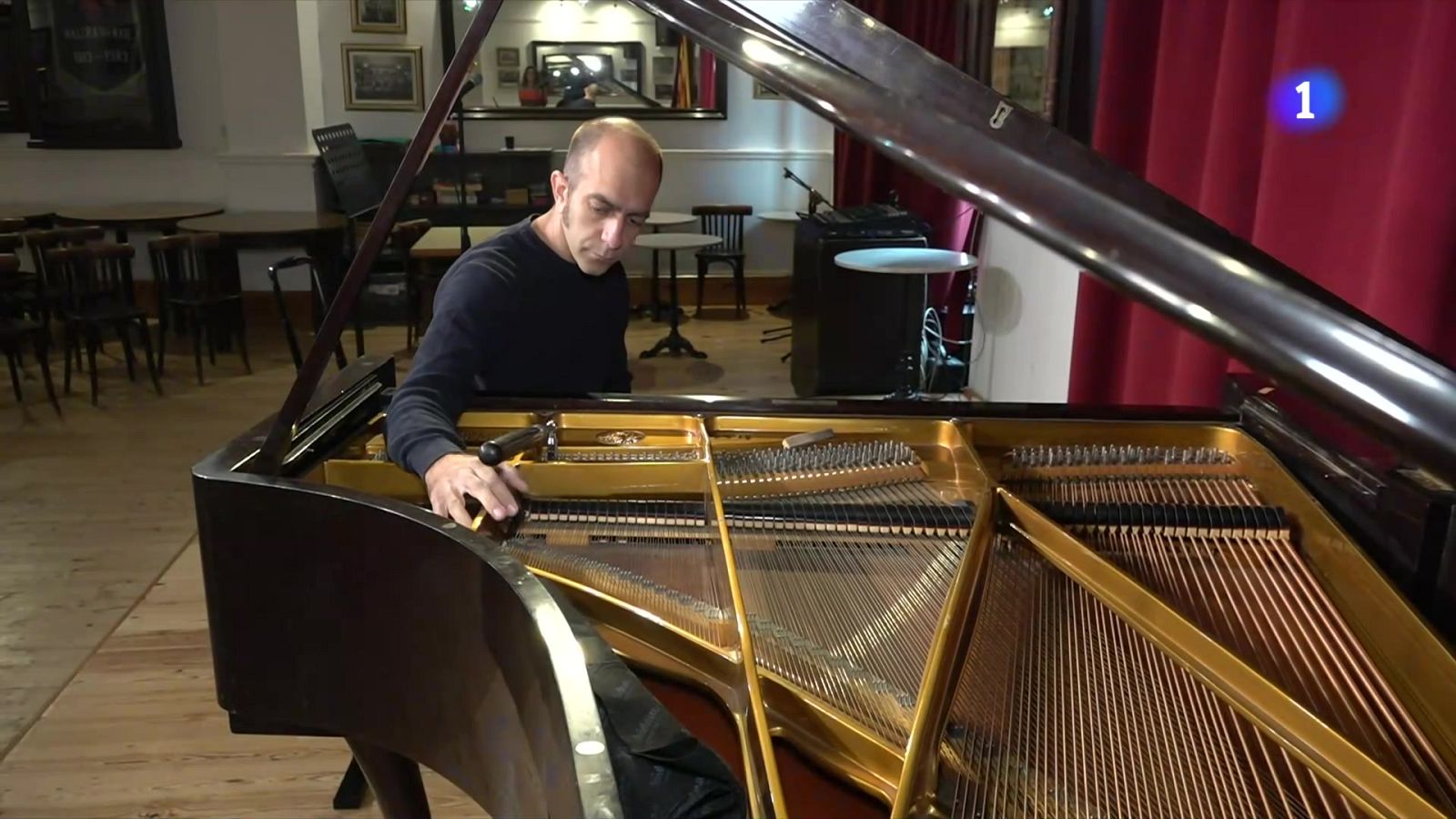 Un piano històric torna a sonar gràcies al projecte ‘Pianos per a Tothom’
