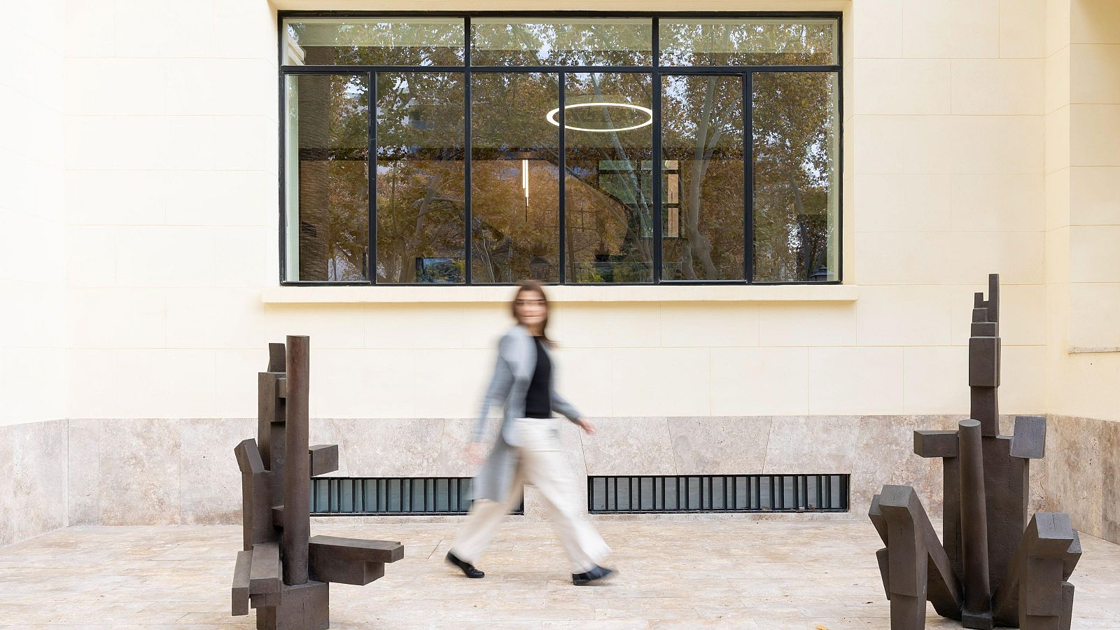 Obres de l'IVAM danyades per la dana ja lluixen al campus de la Universitat de València - L'informatiu - Comunitat Valenciana | Ver