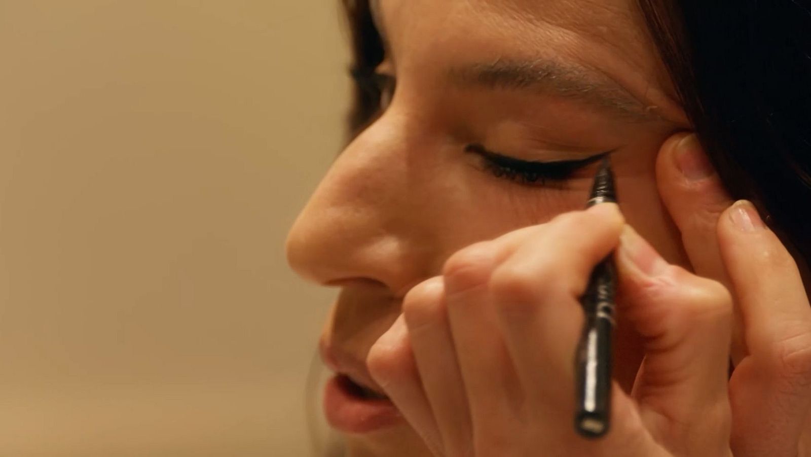 Por qué las guepardas llevan línea negra en los ojos - Dra. Fabiola Jones | Ver