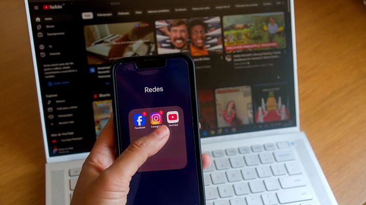 Telediario 2 - Australia se convierte en el primer país en prohibir las redes a menores de 16 años