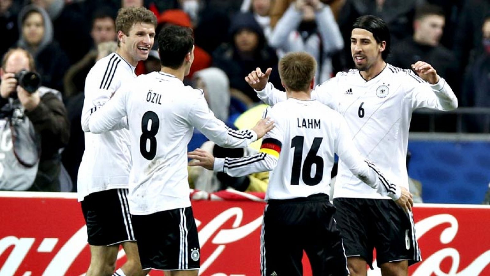 La selección alemana rompió la buena racha de Francia (1-2), que no conocía la derrota desde que Deschamps se hizo cargo del equipo, tras remontar el gol inicial de Valbuena con los tantos de Müller y Khedira en la segunda mitad de un encuentro amist