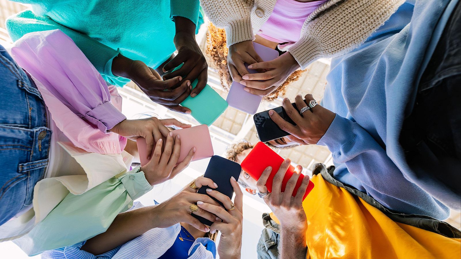 La UE busca proteger a los menores frente a las redes sociales - Telediario 1 | Ver