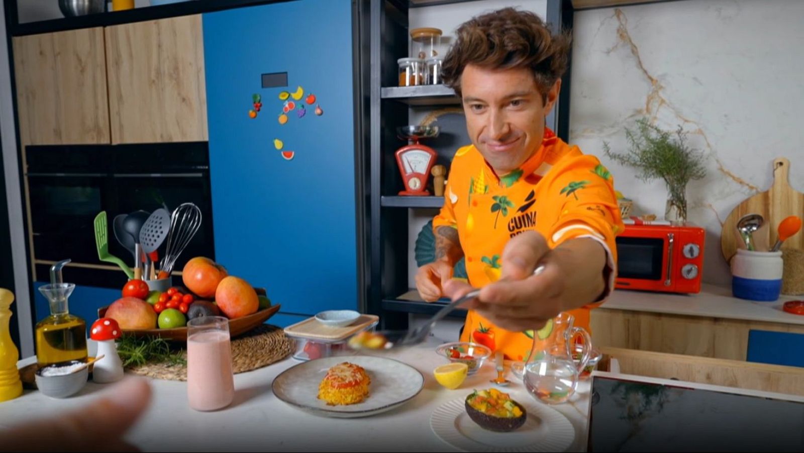 Amanida d’alvocat, milanesa i batut de maduixa - Cuina brutal - Cuina Brutal | Veure