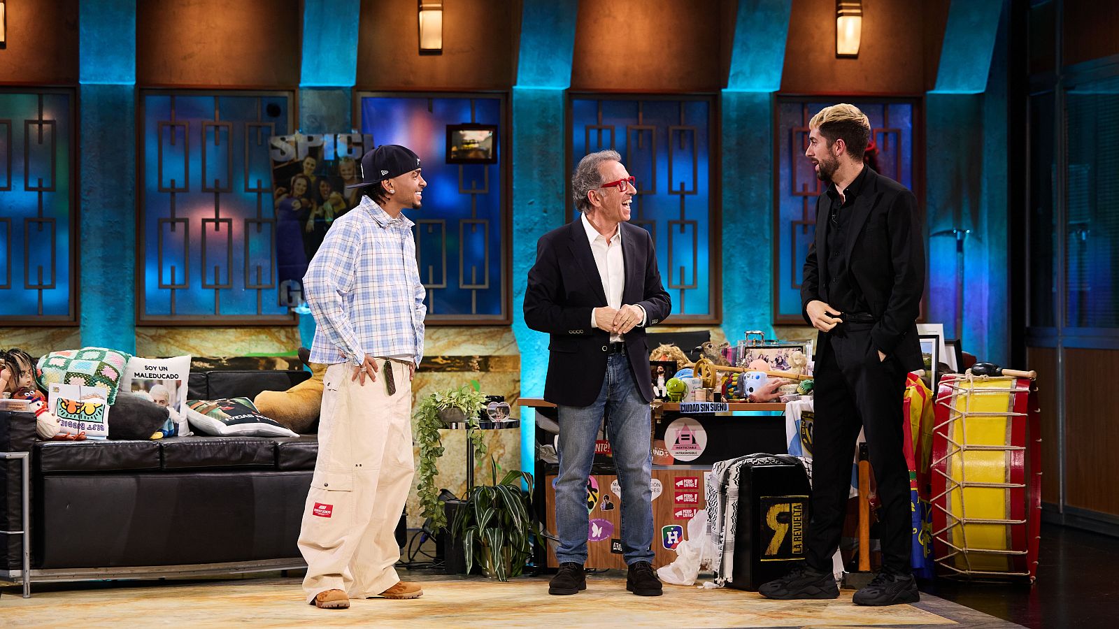 La Revuelta - Jordi Hurtado, Ozuna y Beéle en Lengua de signos (10/12/2025) | Ver programa - La Revuelta en lengua de signos | Ver