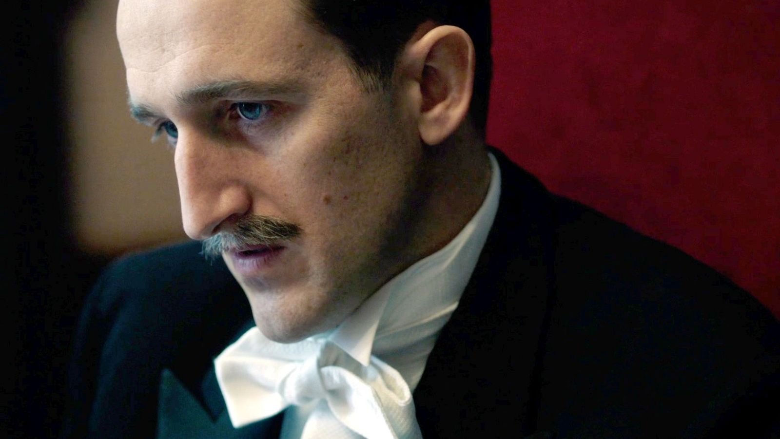 Ena - Alfonso XIII se marcha solo al exilio - ENA. La reina Victoria Eugenia | Ver