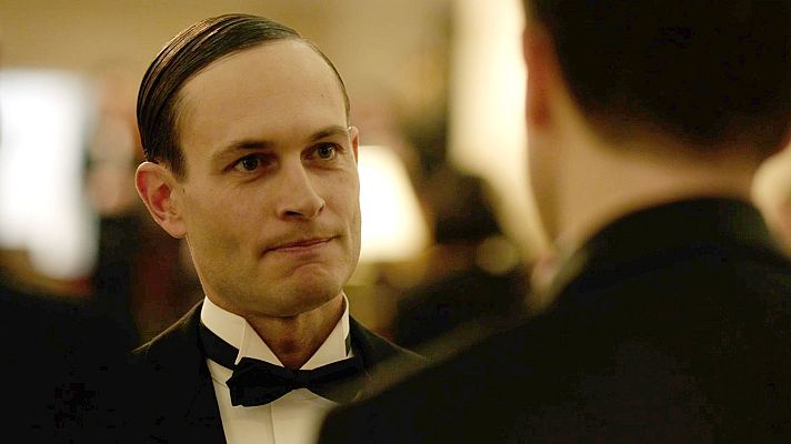 ENA. La reina Victoria Eugenia - Maurice Chevalier agradece a Alfonso XIII estar vivo