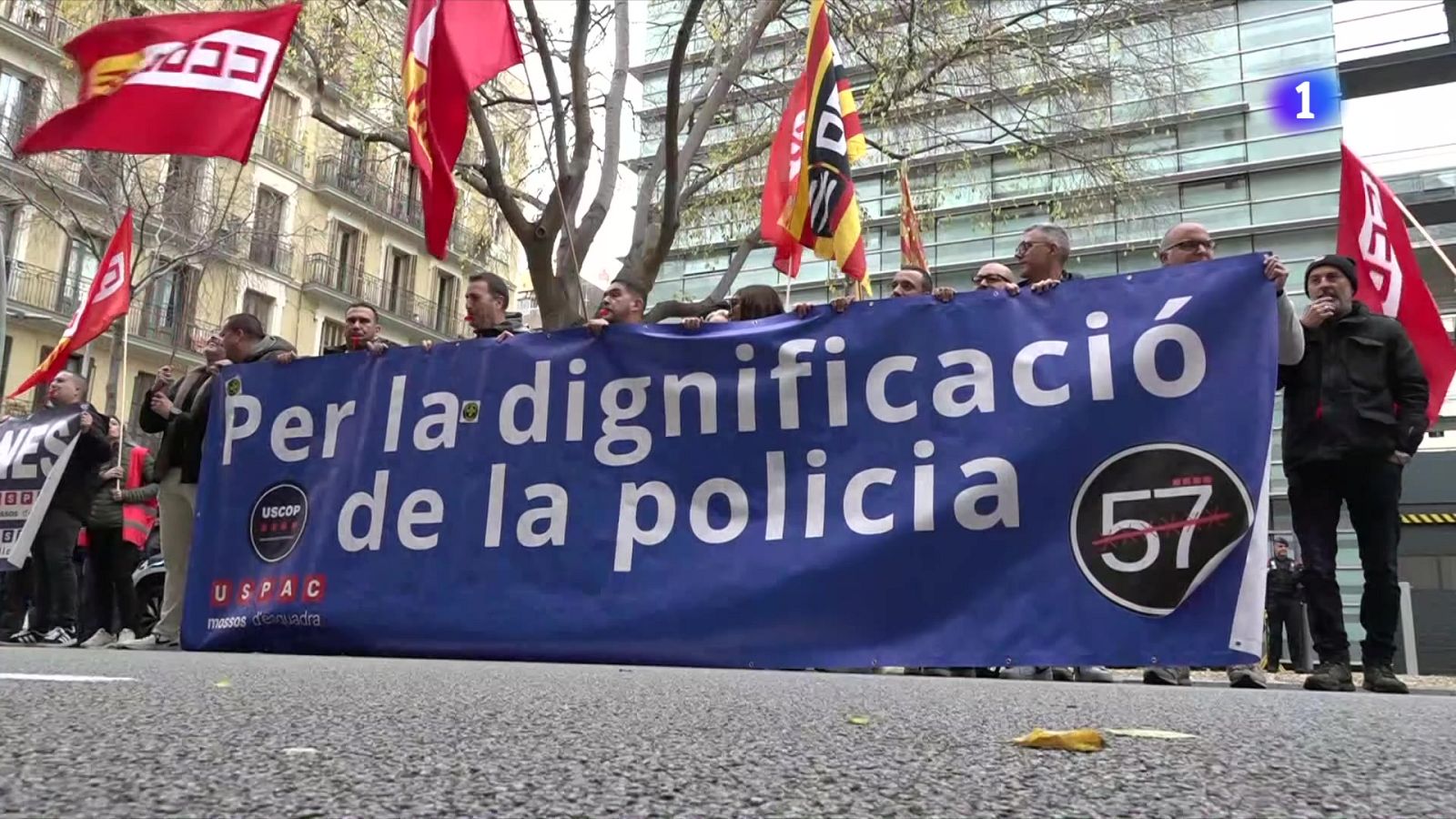 Els Mossos es concentren a les Corts per exigir millores laborals i salarials