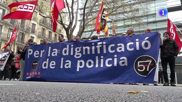 L'Informatiu - Els Mossos es concentren a les Corts per exigir millores laborals i salarials