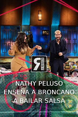 La Revuelta - Nathy Peluso enseña a Broncano a bailar salsa