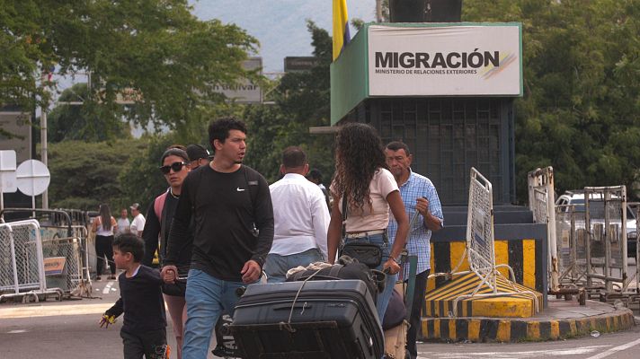 Telediario 1 - El cierre del espacio aéreo obliga a miles de personas a salir de Venezuela por la frontera con Colombia