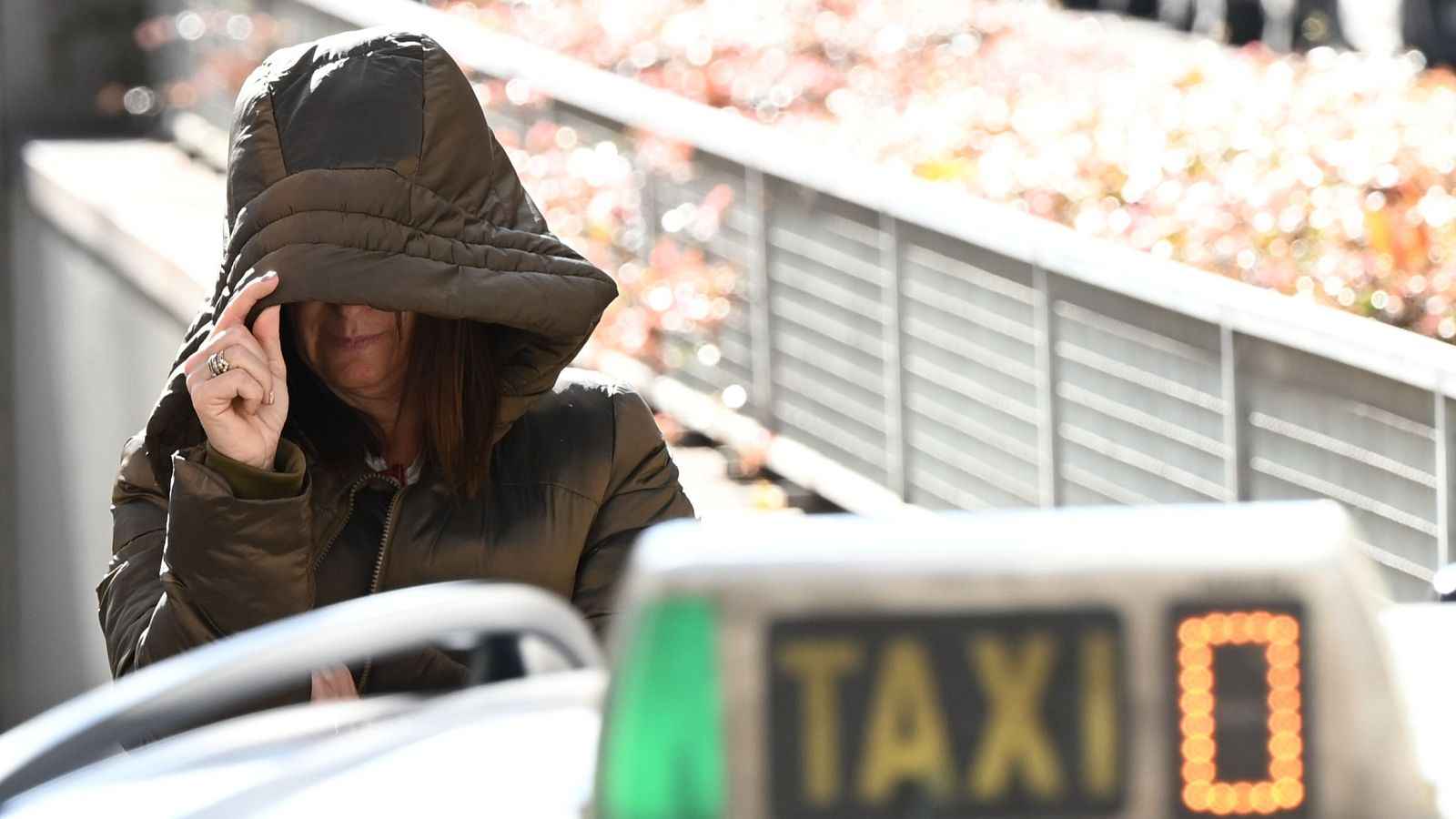 El juez deja en libertad con medidas cautelares a Leire Díez | Ver