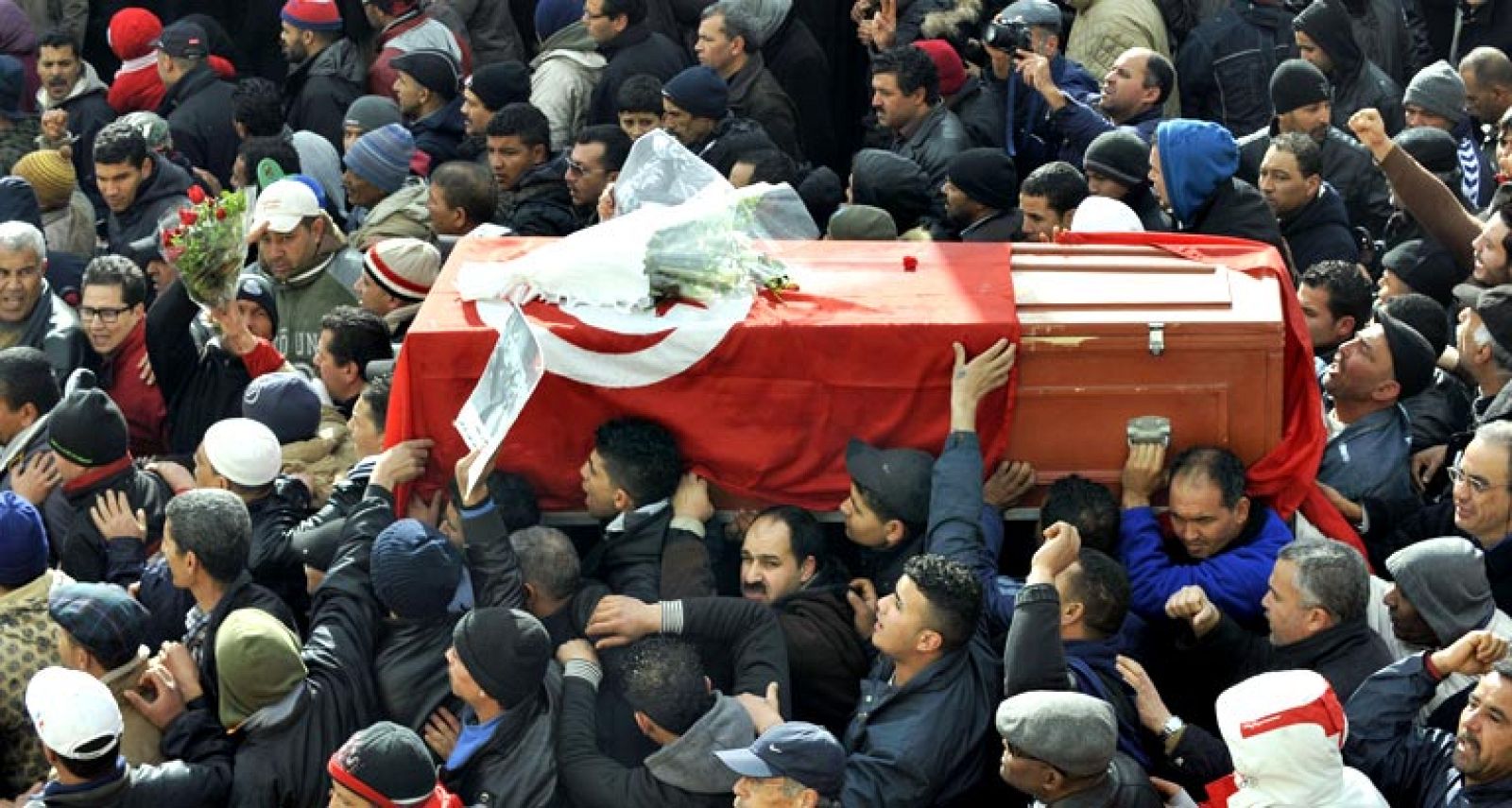 Miles de personas acuden en Túnez al funeral por el líder opositor asesinado 