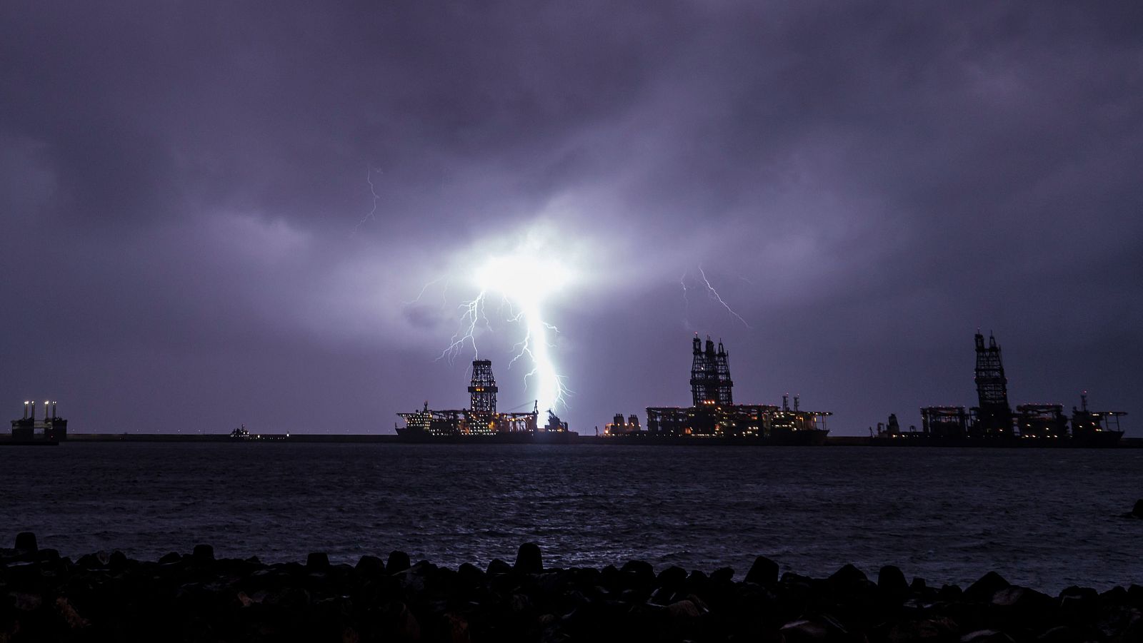 La borrasca Emilia azota Canarias y deja miles de indicencias - Telediario Fin de Semana | Ver