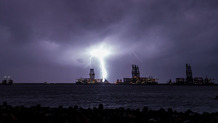 Telediario Fin de Semana - La borrasca Emilia azota Canarias y deja miles de indicencias