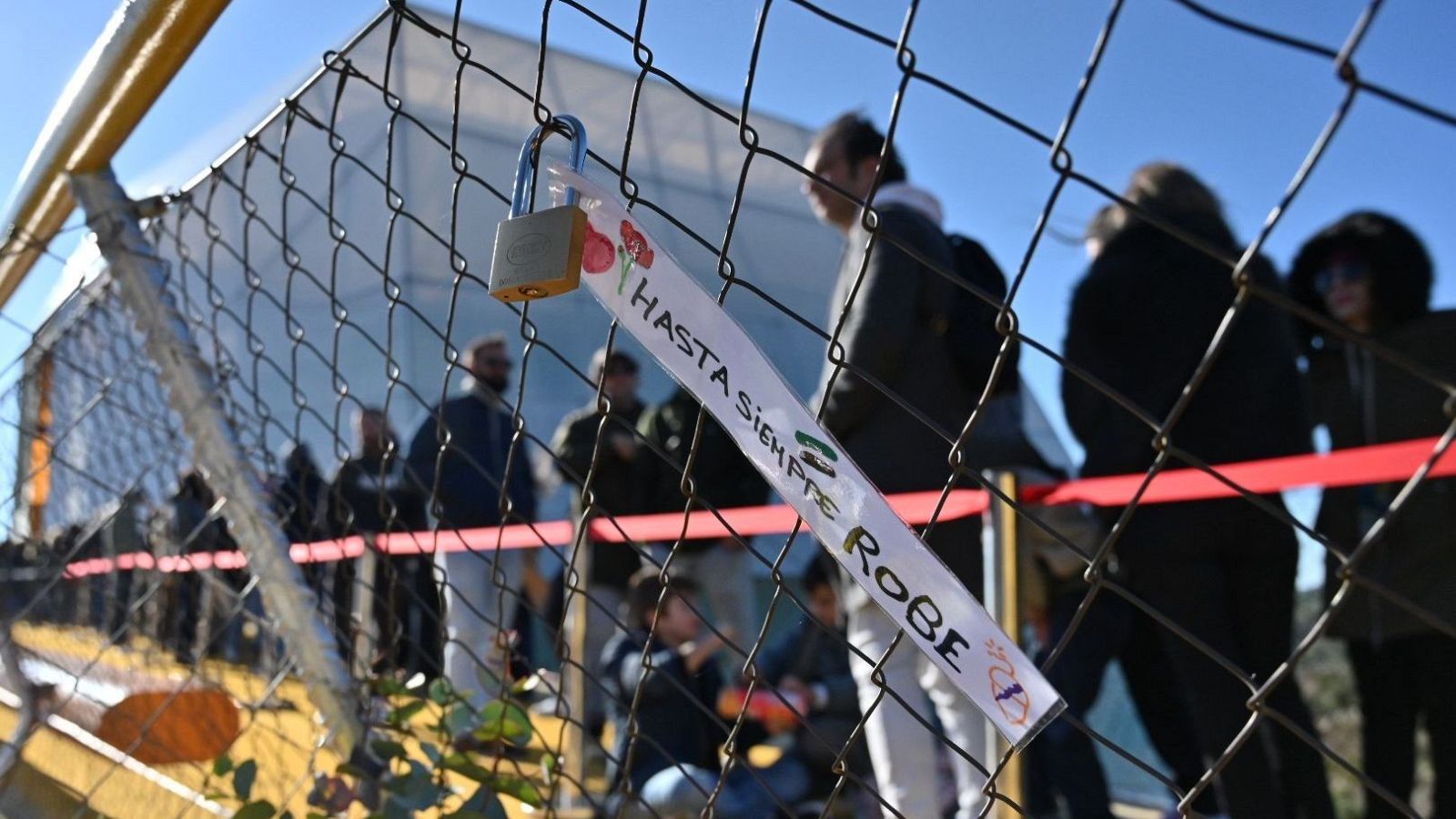 Miles de personas despiden en Plasencia a Robe Iniesta | Ver