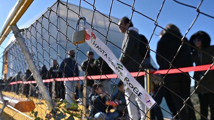 Telediario Fin de Semana - Miles de personas despiden en Plasencia a Robe Iniesta en un emotivo homenaje