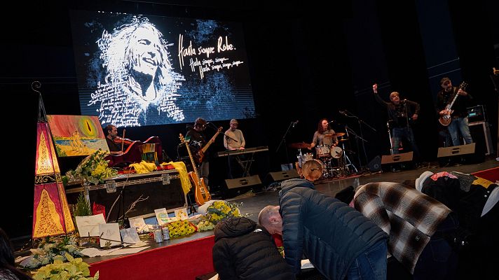 Telediario Fin de Semana - Miles de fans despiden a Robe Iniesta en un emotivo homenaje en Plasencia