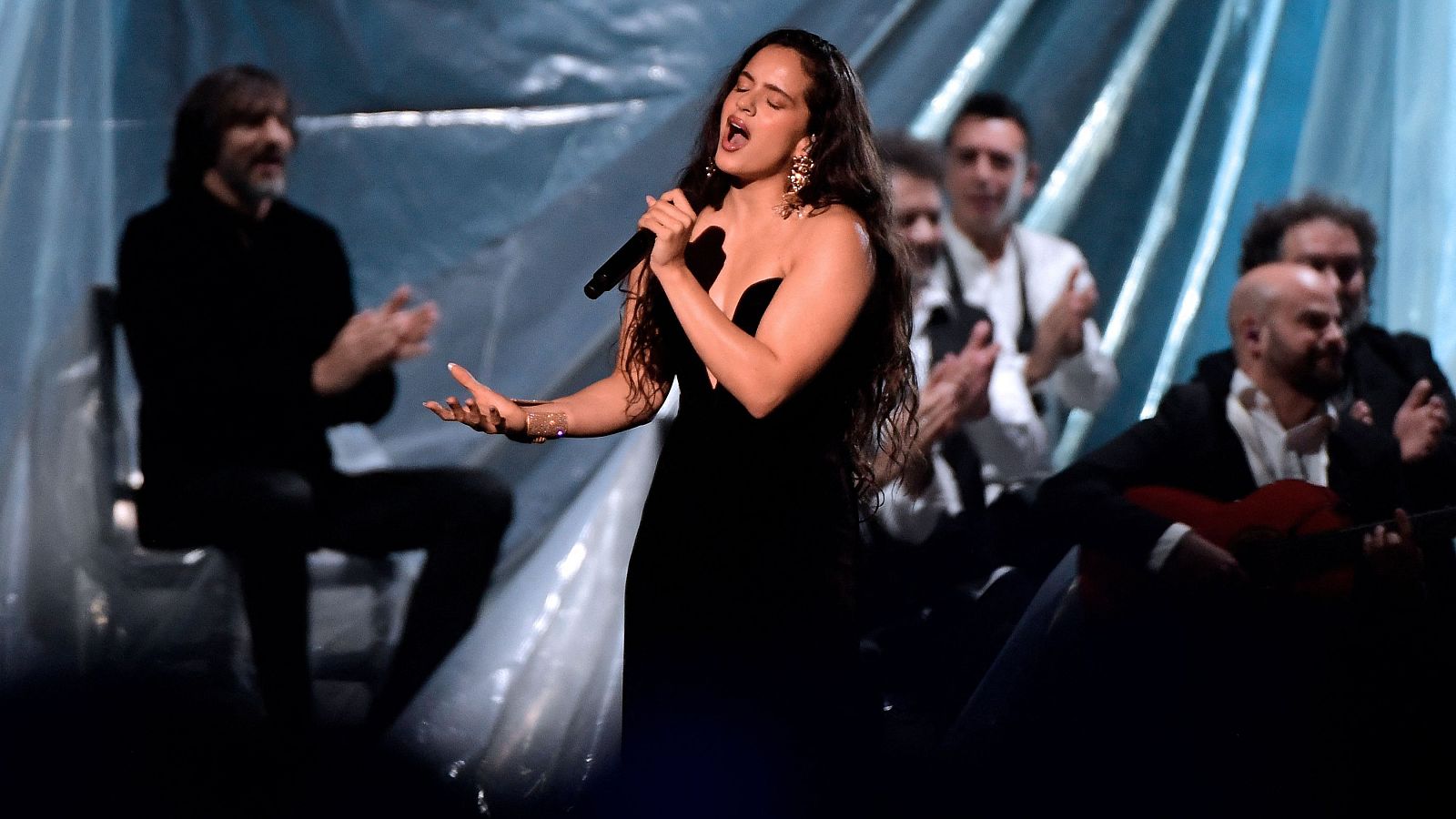 Rosalía estrena el videoclip de 'La Perla' - La tarde en 24h | Ver