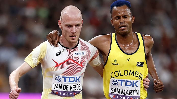 Atletismo - Van de Velde espera a un atleta lesionado para cruzar juntos la meta: deportividad en el Mundial de Tokio