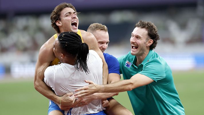 Atletismo - Duplantis bate el récord del mundo de salto con pértiga y sus rivales lo celebran con él