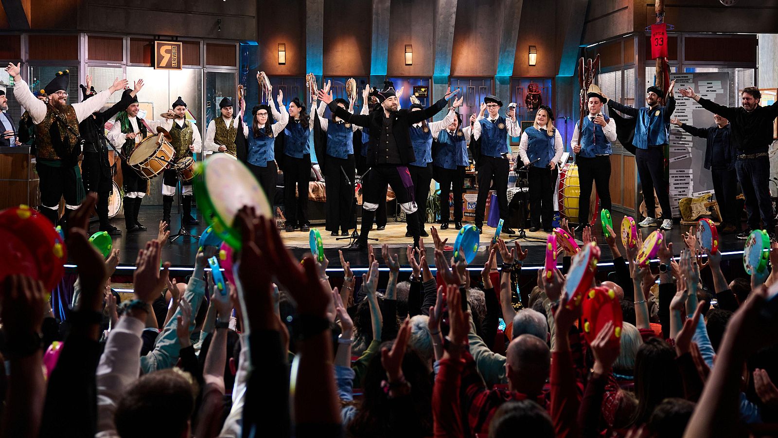 La Revuelta | 'Thunderstruck' de AC/DC, versión rondalla gallega - La Revuelta | Ver