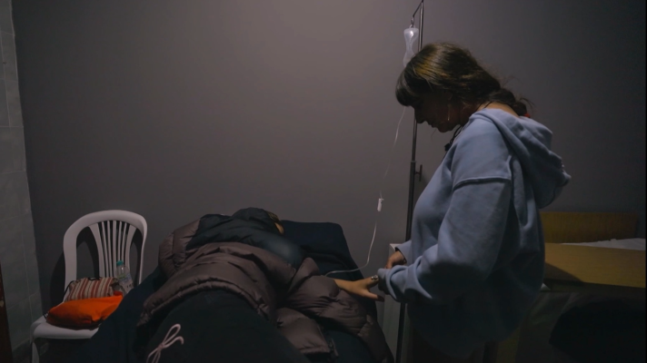 Hasta el fin del mundo - Ainoa y Yolanda: Parada de emergencia por dolor abdominal