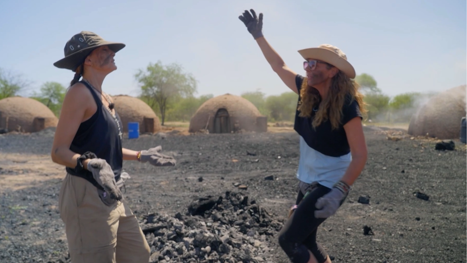 Hasta el fin del mundo - Rocío y Anabel en una carbonería - Hasta el fin del mundo | Ver