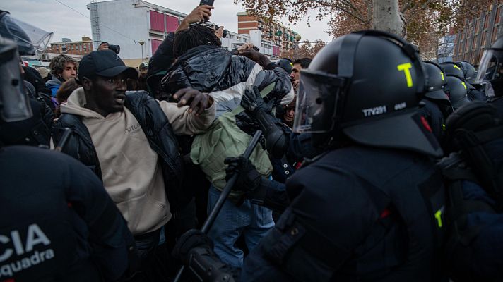Informativo 24h - Los Mossos d'Esquadra desalojan en Badalona el mayor asentamiento de migrantes de Cataluña