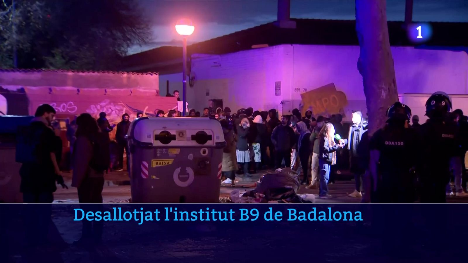 Desallotjat l’antic Institut B9 de Badalona amb un ampli dispositiu policial