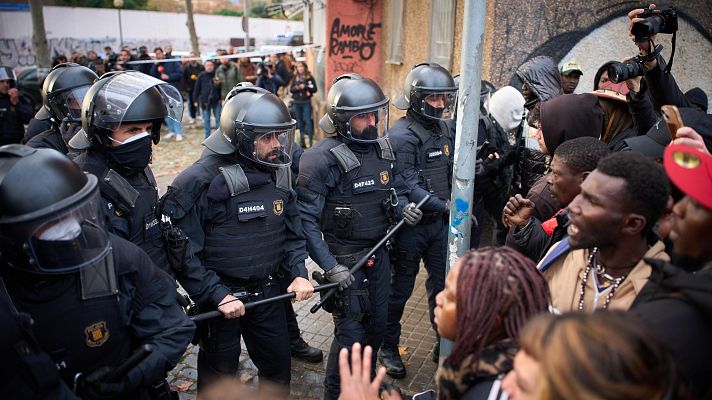 Macrooperación contra un asentamiento de migrantes en Badalona - Telediario 1 | Ver