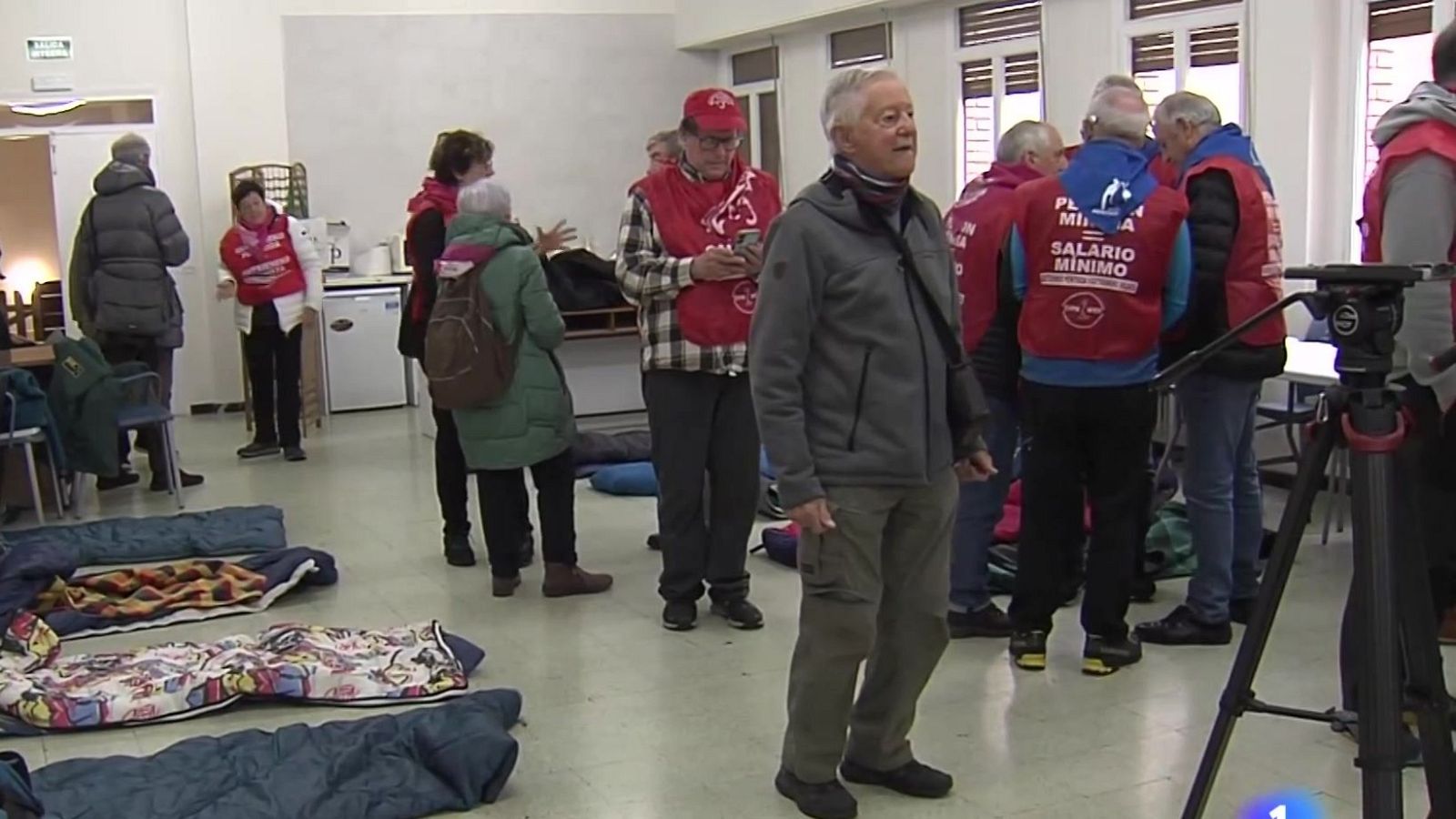 Encierro de pensionistas en Vitoria para equiparar las pensiones mínimas al SMI | RTVE Play - Ver ahora